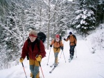 Pár fotek ze Základní kurzu Skialpinismu, Velmi dobré sněhové podmínky (prašánek) prověřili účastníky a jejich lyžařské schopnosti. Lavinové riziko posuzovali všichni za nádherného počasí a tak mráz vydepat jen jednu účastnici... - fotografie 7
