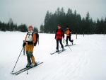 Pár fotek ze Základní kurzu Skialpinismu, Velmi dobré sněhové podmínky (prašánek) prověřili účastníky a jejich lyžařské schopnosti. Lavinové riziko posuzovali všichni za nádherného počasí a tak mráz vydepat jen jednu účastnici... - fotografie 12