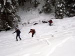 Pár fotek ze Základní kurzu Skialpinismu, Velmi dobré sněhové podmínky (prašánek) prověřili účastníky a jejich lyžařské schopnosti. Lavinové riziko posuzovali všichni za nádherného počasí a tak mráz vydepat jen jednu účastnici... - fotografie 26
