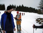 Pár fotek ze Základní kurzu Skialpinismu, Velmi dobré sněhové podmínky (prašánek) prověřili účastníky a jejich lyžařské schopnosti. Lavinové riziko posuzovali všichni za nádherného počasí a tak mráz vydepat jen jednu účastnici... - fotografie 32