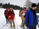 Pár fotek ze Základní kurzu Skialpinismu, Velmi dobré sněhové podmínky (prašánek) prověřili účastníky a jejich lyžařské schopnosti. Lavinové riziko posuzovali všichni za nádherného počasí a tak mráz vydepat jen jednu účastnici... - fotografie 33