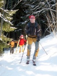 Pár fotek ze Základní kurzu Skialpinismu, Velmi dobré sněhové podmínky (prašánek) prověřili účastníky a jejich lyžařské schopnosti. Lavinové riziko posuzovali všichni za nádherného počasí a tak mráz vydepat jen jednu účastnici... - fotografie 47