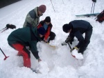 Pár fotek ze ZÁKLADNÍHO KURZU SKIALPINISMU, Sobotní prašanový náhul si všichni užili dosytosti. Nekutečná radost z yžování na nedotčených svazích, prostě úlet! Nedělní lavinový blok byl díky sněhovému masakru opravdu prvotřídní! Škoda jen toho - fotografie 94