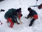 Pár fotek ze ZÁKLADNÍHO KURZU SKIALPINISMU, Sobotní prašanový náhul si všichni užili dosytosti. Nekutečná radost z yžování na nedotčených svazích, prostě úlet! Nedělní lavinový blok byl díky sněhovému masakru opravdu prvotřídní! Škoda jen toho - fotografie 95