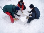 Pár fotek ze ZÁKLADNÍHO KURZU SKIALPINISMU, Sobotní prašanový náhul si všichni užili dosytosti. Nekutečná radost z yžování na nedotčených svazích, prostě úlet! Nedělní lavinový blok byl díky sněhovému masakru opravdu prvotřídní! Škoda jen toho - fotografie 96
