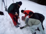 Pár fotek ze ZÁKLADNÍHO KURZU SKIALPINISMU, Sobotní prašanový náhul si všichni užili dosytosti. Nekutečná radost z yžování na nedotčených svazích, prostě úlet! Nedělní lavinový blok byl díky sněhovému masakru opravdu prvotřídní! Škoda jen toho - fotografie 100
