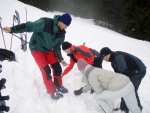 Pár fotek ze ZÁKLADNÍHO KURZU SKIALPINISMU, Sobotní prašanový náhul si všichni užili dosytosti. Nekutečná radost z yžování na nedotčených svazích, prostě úlet! Nedělní lavinový blok byl díky sněhovému masakru opravdu prvotřídní! Škoda jen toho - fotografie 101
