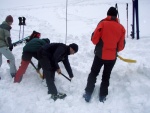 Pár fotek ze ZÁKLADNÍHO KURZU SKIALPINISMU, Sobotní prašanový náhul si všichni užili dosytosti. Nekutečná radost z yžování na nedotčených svazích, prostě úlet! Nedělní lavinový blok byl díky sněhovému masakru opravdu prvotřídní! Škoda jen toho - fotografie 103