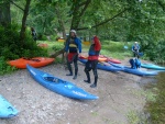 Kajaková Škola CK Klíč, Jizera měla parádní vodu, jen kdyby to sluníčko aspoň na chvíli vykouklo. Omluvte tedy fotky, světla bylo opravdu málo.. - fotografie 1