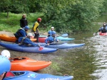 Kajaková Škola CK Klíč, Jizera měla parádní vodu, jen kdyby to sluníčko aspoň na chvíli vykouklo. Omluvte tedy fotky, světla bylo opravdu málo.. - fotografie 5