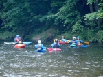 Kajaková Škola CK Klíč, Jizera měla parádní vodu, jen kdyby to sluníčko aspoň na chvíli vykouklo. Omluvte tedy fotky, světla bylo opravdu málo.. - fotografie 13
