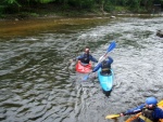 Kajaková Škola CK Klíč, Jizera měla parádní vodu, jen kdyby to sluníčko aspoň na chvíli vykouklo. Omluvte tedy fotky, světla bylo opravdu málo.. - fotografie 39