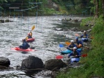 Kajaková Škola CK Klíč, Jizera měla parádní vodu, jen kdyby to sluníčko aspoň na chvíli vykouklo. Omluvte tedy fotky, světla bylo opravdu málo.. - fotografie 53