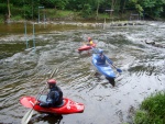 Kajaková Škola CK Klíč, Jizera měla parádní vodu, jen kdyby to sluníčko aspoň na chvíli vykouklo. Omluvte tedy fotky, světla bylo opravdu málo.. - fotografie 56