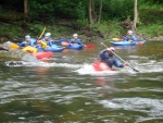 Kajaková Škola CK Klíč, Jizera měla parádní vodu, jen kdyby to sluníčko aspoň na chvíli vykouklo. Omluvte tedy fotky, světla bylo opravdu málo.. - fotografie 75
