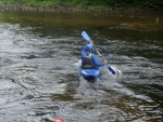 Kajaková Škola CK Klíč, Jizera měla parádní vodu, jen kdyby to sluníčko aspoň na chvíli vykouklo. Omluvte tedy fotky, světla bylo opravdu málo.. - fotografie 98