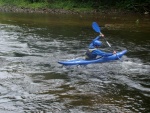 Kajaková Škola CK Klíč, Jizera měla parádní vodu, jen kdyby to sluníčko aspoň na chvíli vykouklo. Omluvte tedy fotky, světla bylo opravdu málo.. - fotografie 100