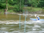 Kajaková Škola CK Klíč, Jizera měla parádní vodu, jen kdyby to sluníčko aspoň na chvíli vykouklo. Omluvte tedy fotky, světla bylo opravdu málo.. - fotografie 124