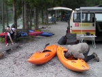 Kajak Kemp SALZA 2009, V meší partě to byla naprostá pohoda. Zvláštním prvkem totalní skepse do všeho zasahoval Vrah... Přesto pokroky účastníků byly výrazné. Povedená Kajaková škola ... - fotografie 4