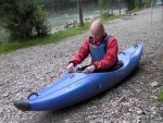 Kajak Kemp SALZA 2009, V meší partě to byla naprostá pohoda. Zvláštním prvkem totalní skepse do všeho zasahoval Vrah... Přesto pokroky účastníků byly výrazné. Povedená Kajaková škola ... - fotografie 7