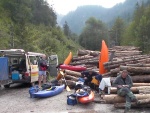 Kajak Kemp SALZA 2009, V meší partě to byla naprostá pohoda. Zvláštním prvkem totalní skepse do všeho zasahoval Vrah... Přesto pokroky účastníků byly výrazné. Povedená Kajaková škola ... - fotografie 18