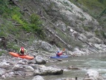 Kajak Kemp SALZA 2009, V meší partě to byla naprostá pohoda. Zvláštním prvkem totalní skepse do všeho zasahoval Vrah... Přesto pokroky účastníků byly výrazné. Povedená Kajaková škola ... - fotografie 26
