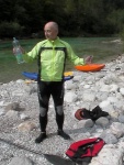 Kajak Kemp SALZA 2009, V meší partě to byla naprostá pohoda. Zvláštním prvkem totalní skepse do všeho zasahoval Vrah... Přesto pokroky účastníků byly výrazné. Povedená Kajaková škola ... - fotografie 31