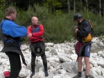 Kajak Kemp SALZA 2009, V meší partě to byla naprostá pohoda. Zvláštním prvkem totalní skepse do všeho zasahoval Vrah... Přesto pokroky účastníků byly výrazné. Povedená Kajaková škola ... - fotografie 32