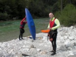 Kajak Kemp SALZA 2009, V meší partě to byla naprostá pohoda. Zvláštním prvkem totalní skepse do všeho zasahoval Vrah... Přesto pokroky účastníků byly výrazné. Povedená Kajaková škola ... - fotografie 37