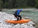 Kajak Kemp SALZA 2009, V meší partě to byla naprostá pohoda. Zvláštním prvkem totalní skepse do všeho zasahoval Vrah... Přesto pokroky účastníků byly výrazné. Povedená Kajaková škola ... - fotografie 42