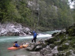 Kajak Kemp SALZA 2009, V meší partě to byla naprostá pohoda. Zvláštním prvkem totalní skepse do všeho zasahoval Vrah... Přesto pokroky účastníků byly výrazné. Povedená Kajaková škola ... - fotografie 56