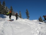 Fotky z posledního lednového skialp kurzu, Krakonoš konečně dostal rozum a seslal bohatou prašanovou nadílku. V sobotu doslova sněhový masakr a v neděli super podmínky pro lavinový blok... - fotografie 58