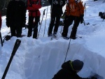 PÁR FOTEK ZE ZÁKLADNÍHO KURZU SKIALPINISMU, Tak takhle má vypadat pravá zima. Parádní podmínky v parádní partě. Takže tu máme zase 9 nových skialpinistů.. - fotografie 60