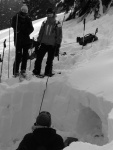 PÁR FOTEK ZE ZÁKLADNÍHO KURZU SKIALPINISMU, Tak takhle má vypadat pravá zima. Parádní podmínky v parádní partě. Takže tu máme zase 9 nových skialpinistů.. - fotografie 64