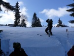 PÁR FOTEK ZE ZÁKLADNÍHO KURZU SKIALPINISMU, Tak takhle má vypadat pravá zima. Parádní podmínky v parádní partě. Takže tu máme zase 9 nových skialpinistů.. - fotografie 80