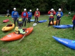 JIZERA - Kajaková škola, Základní kurz prověřil odolnost a odhodlání účastníků stát se kajakářem a kajakářkou. V sobotu bylo na Paralíčku hodně vody a tak výcvik byl náročný. Dobrý stav měla v neděli Kamenice. A tak závěrečný - fotografie 10