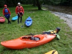 JIZERA - Kajaková škola, Základní kurz prověřil odolnost a odhodlání účastníků stát se kajakářem a kajakářkou. V sobotu bylo na Paralíčku hodně vody a tak výcvik byl náročný. Dobrý stav měla v neděli Kamenice. A tak závěrečný - fotografie 11