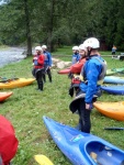 JIZERA - Kajaková škola, Základní kurz prověřil odolnost a odhodlání účastníků stát se kajakářem a kajakářkou. V sobotu bylo na Paralíčku hodně vody a tak výcvik byl náročný. Dobrý stav měla v neděli Kamenice. A tak závěrečný - fotografie 17