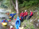 JIZERA - Kajakov� �kola, Z�kladn� kurz prov��il odolnost a odhodl�n� ��astn�k� st�t se kajak��em a kajak��kou. V sobotu bylo na Paral��ku hodn� vody a tak v�cvik byl n�ro�n�. Dobr� stav m�la v ned�li Kamenice. A tak z�v�re�n� - fotografie 21