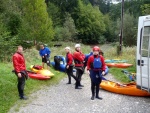 JIZERA - Kajakov� �kola, Z�kladn� kurz prov��il odolnost a odhodl�n� ��astn�k� st�t se kajak��em a kajak��kou. V sobotu bylo na Paral��ku hodn� vody a tak v�cvik byl n�ro�n�. Dobr� stav m�la v ned�li Kamenice. A tak z�v�re�n� - fotografie 26