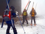 SKIALPINISTICKÝ VÍKEND V KRKONOŠÍCH, Počasí prověřilo všechny účastníky a jejich odolnost, a to nejen materiály použité na oblečení, ale i fyzičku, psychickou kondici a vytrvalost. Parádní a náročná akce, která proběhla za extrémních pod - fotografie 39