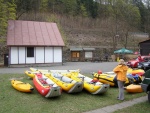 RAFTING NA JIZEŘE 2.4.2011, Parádní voda: 21 m3, všichni co jeli, to vážně to vychytali. Vlny, hukot, zábava... no prostě nádhera. Jedna posádka yukonu to nakonec po 4 koupelích vzdala a předsedla do raftu, ale jinak paráda. Poč - fotografie 2