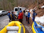 RAFTING NA JIZEŘE 2.4.2011, Parádní voda: 21 m3, všichni co jeli, to vážně to vychytali. Vlny, hukot, zábava... no prostě nádhera. Jedna posádka yukonu to nakonec po 4 koupelích vzdala a předsedla do raftu, ale jinak paráda. Poč - fotografie 7
