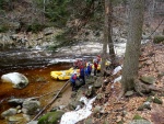 RAFTING NA JIZEŘE 2.4.2011, Parádní voda: 21 m3, všichni co jeli, to vážně to vychytali. Vlny, hukot, zábava... no prostě nádhera. Jedna posádka yukonu to nakonec po 4 koupelích vzdala a předsedla do raftu, ale jinak paráda. Poč - fotografie 9