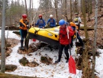RAFTING NA JIZEŘE 2.4.2011, Parádní voda: 21 m3, všichni co jeli, to vážně to vychytali. Vlny, hukot, zábava... no prostě nádhera. Jedna posádka yukonu to nakonec po 4 koupelích vzdala a předsedla do raftu, ale jinak paráda. Poč - fotografie 12