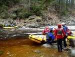 RAFTING NA JIZEŘE 2.4.2011, Parádní voda: 21 m3, všichni co jeli, to vážně to vychytali. Vlny, hukot, zábava... no prostě nádhera. Jedna posádka yukonu to nakonec po 4 koupelích vzdala a předsedla do raftu, ale jinak paráda. Poč - fotografie 13