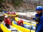 RAFTING NA JIZEŘE 2.4.2011, Parádní voda: 21 m3, všichni co jeli, to vážně to vychytali. Vlny, hukot, zábava... no prostě nádhera. Jedna posádka yukonu to nakonec po 4 koupelích vzdala a předsedla do raftu, ale jinak paráda. Poč - fotografie 17