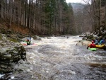 RAFTING NA JIZEŘE 2.4.2011, Parádní voda: 21 m3, všichni co jeli, to vážně to vychytali. Vlny, hukot, zábava... no prostě nádhera. Jedna posádka yukonu to nakonec po 4 koupelích vzdala a předsedla do raftu, ale jinak paráda. Poč - fotografie 25