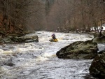 RAFTING NA JIZEŘE 2.4.2011, Parádní voda: 21 m3, všichni co jeli, to vážně to vychytali. Vlny, hukot, zábava... no prostě nádhera. Jedna posádka yukonu to nakonec po 4 koupelích vzdala a předsedla do raftu, ale jinak paráda. Poč - fotografie 26