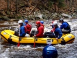 RAFTING NA JIZEŘE 2.4.2011, Parádní voda: 21 m3, všichni co jeli, to vážně to vychytali. Vlny, hukot, zábava... no prostě nádhera. Jedna posádka yukonu to nakonec po 4 koupelích vzdala a předsedla do raftu, ale jinak paráda. Poč - fotografie 34